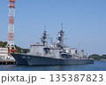 長浦港に停泊する護衛艦たかなみと掃海母艦うらが 135387823