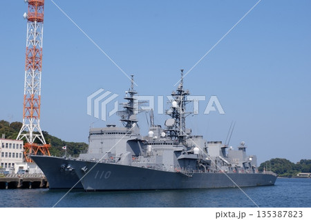 長浦港に停泊する護衛艦たかなみと掃海母艦うらが 長浦港に停泊する護衛艦たかなみと掃海母艦うらが 135387823