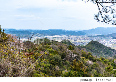 おくの細道アルプス　縦走路から見た砥石城と千町平野3　岡山県瀬戸内市 135387981