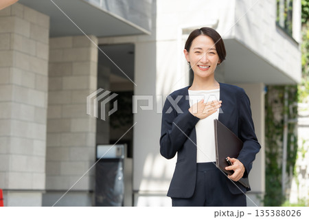 女性 ビジネス 女性 ビジネス 135388026