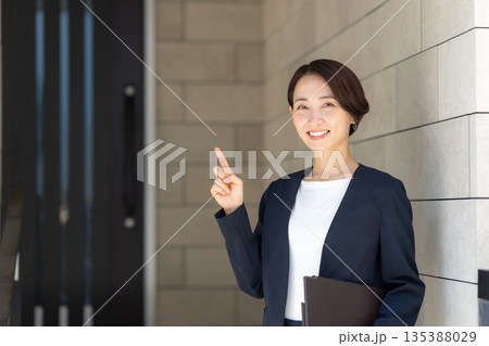 女性 ビジネス 女性 ビジネス 135388029