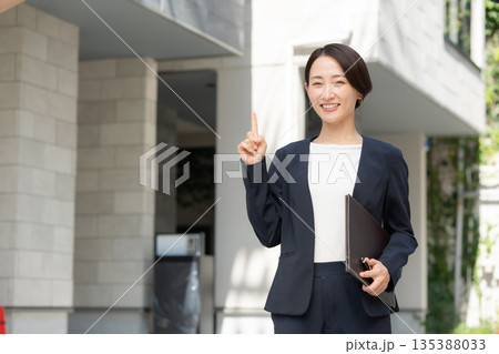 女性 ビジネス 女性 ビジネス 135388033