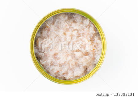 白背景にマルズワイガニの水煮の缶詰 白背景にマルズワイガニの水煮の缶詰 135388131