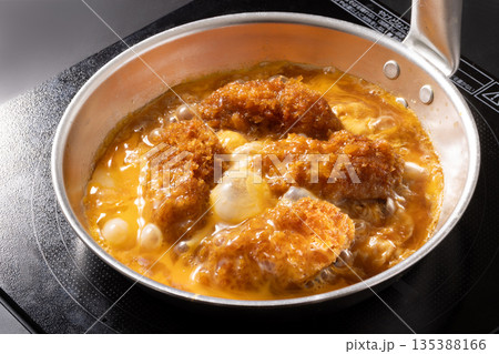 牡蠣フライ　卵とじ 135388166