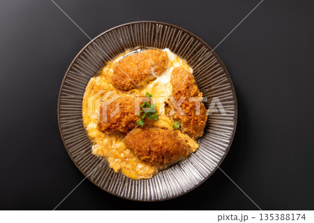 牡蠣フライ　卵とじ 135388174