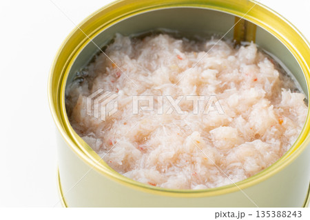 マルズワイガニの水煮の缶詰のクローズアップ マルズワイガニの水煮の缶詰のクローズアップ 135388243