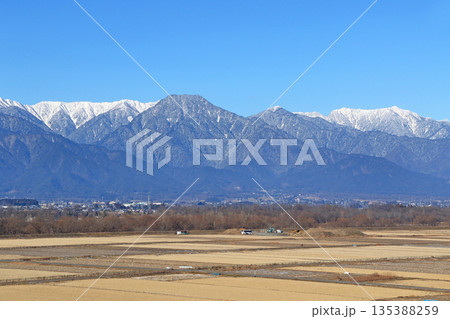 冬の安曇野と北アルプス 135388259