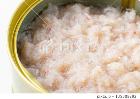 マルズワイガニの水煮の缶詰のクローズアップ マルズワイガニの水煮の缶詰のクローズアップ 135388292