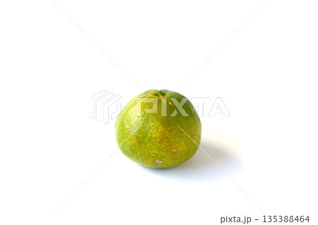 白背景の訳あり青みかん 135388464