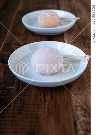 白いお皿にのったおいしい和菓子 白いお皿にのったおいしい和菓子 135388552