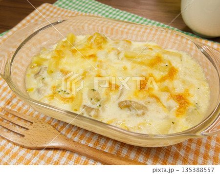 鶏肉とブロッコリーと玉ねぎ入りグラタン 135388557