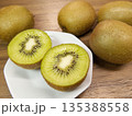 キウイとカットキウイ 135388558
