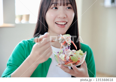 サラダを食べる若い女性 135388618