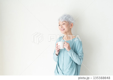 マグカップを持つシニア女性 135388648