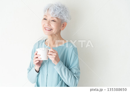 マグカップを持つシニア女性 マグカップを持つシニア女性 135388650