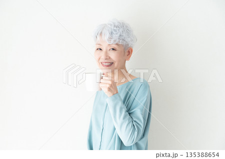 マグカップを持つシニア女性 マグカップを持つシニア女性 135388654
