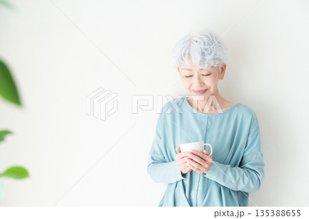 マグカップを持つシニア女性 135388655