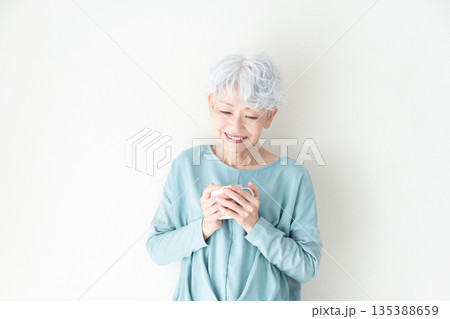 マグカップを持つシニア女性 135388659