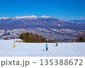 冬の長野県富士見町の富士見パノラマリゾートのゴンドラ山頂駅付近から八ヶ岳連峰のパノラマ風景とスキーヤ 135388672