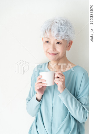 マグカップを持つシニア女性 135388676
