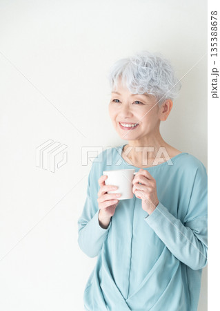 マグカップを持つシニア女性 マグカップを持つシニア女性 135388678