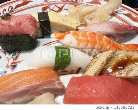 皿に盛られた美味しそうな高級寿司 皿に盛られた美味しそうな高級寿司 135388728