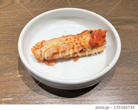 料理の付け合わせで小皿に盛られたキムチ、韓国料理。 料理の付け合わせで小皿に盛られたキムチ、韓国料理。 135388730