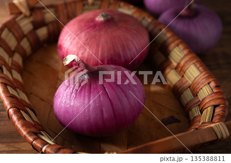 onion onion 135388811