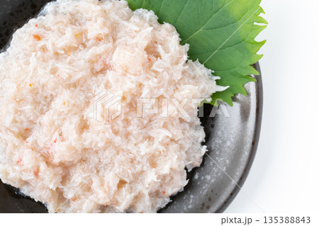お皿に盛りつけたマルズワイガニの水煮（ほぐし身）のクローズアップ 135388843