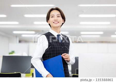ビジネス 制服を着ている女性のポートレート ビジネス 制服を着ている女性のポートレート 135388861