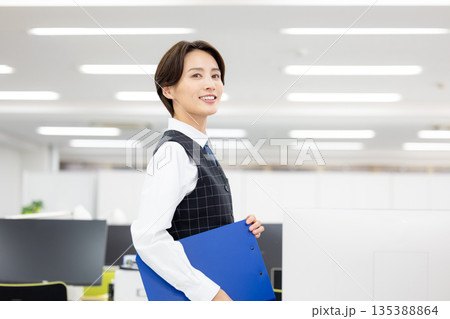 ビジネス 制服を着ている女性のポートレート ビジネス 制服を着ている女性のポートレート 135388864