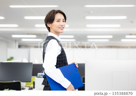 ビジネス 制服を着ている女性のポートレート ビジネス 制服を着ている女性のポートレート 135388870
