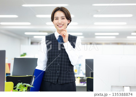 ビジネス　制服を着ている女性のポートレート 135388874