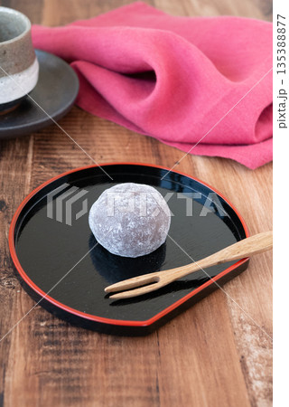 黒いお盆にのった美味しそうな和菓子 135388877