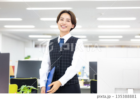 ビジネス　制服を着ている女性のポートレート 135388881