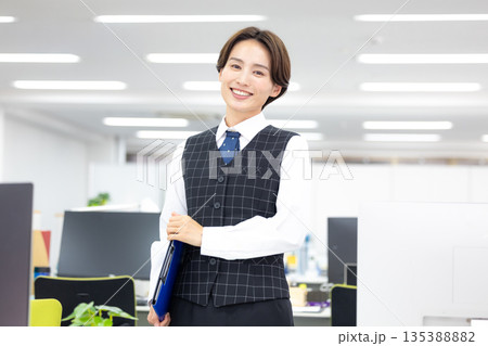 ビジネス　制服を着ている女性のポートレート 135388882