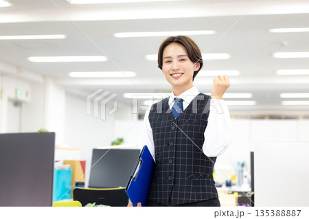 ビジネス 制服を着ている女性のポートレート ビジネス 制服を着ている女性のポートレート 135388887