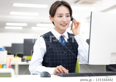 ビジネス インカムをつけている女性 ビジネス インカムをつけている女性 135388892