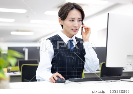ビジネス　インカムをつけている女性 135388893
