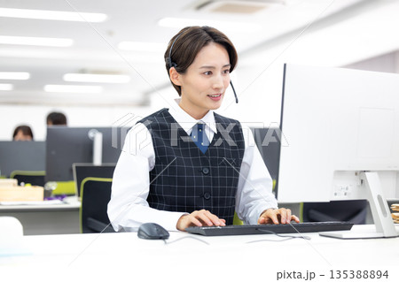 ビジネス　インカムをつけている女性 135388894