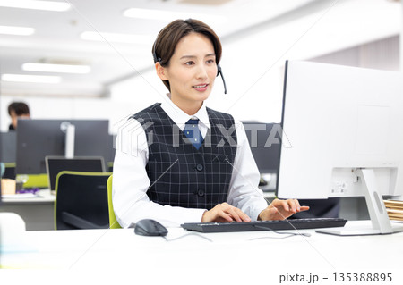 ビジネス インカムをつけている女性 ビジネス インカムをつけている女性 135388895