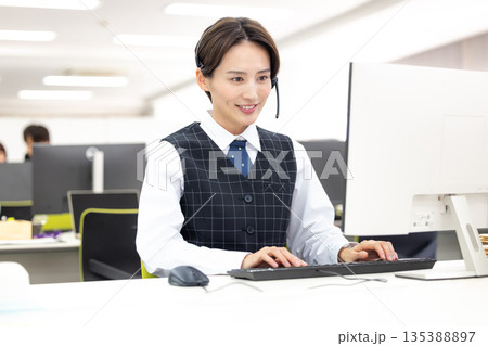 ビジネス　インカムをつけている女性 135388897