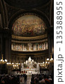 荘厳なマドレーヌ教会の内部 135388955
