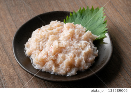 お皿に盛りつけたマルズワイガニの水煮(ほぐし身) お皿に盛りつけたマルズワイガニの水煮(ほぐし身) 135389003