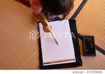 書道をする女の子 書道をする女の子 135389086