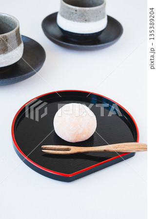黒いお盆に乗せた和菓子とお茶のセット 黒いお盆に乗せた和菓子とお茶のセット 135389204