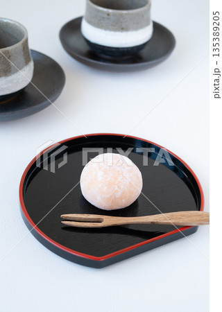 黒いお盆に乗せた和菓子とお茶のセット 135389205