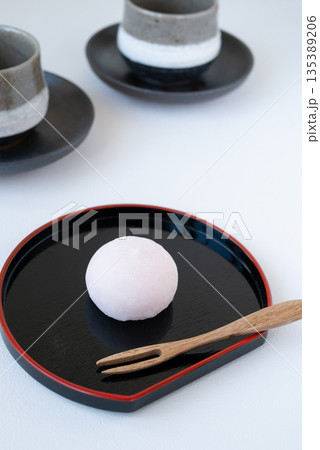 黒いお盆に乗せた和菓子とお茶のセット 黒いお盆に乗せた和菓子とお茶のセット 135389206