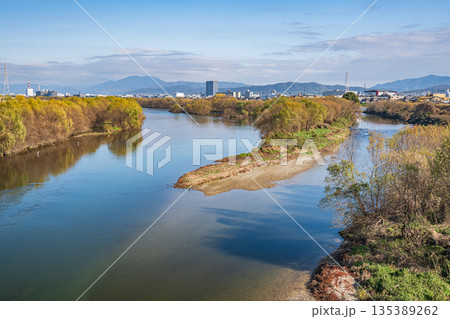 冬の桂川風景　鴨川との合流地点　京都市 135389262