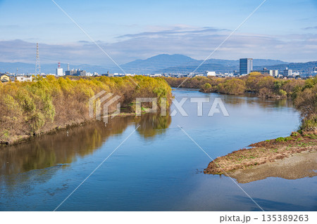 冬の桂川風景 鴨川との合流地点 京都市 冬の桂川風景 鴨川との合流地点 京都市 135389263